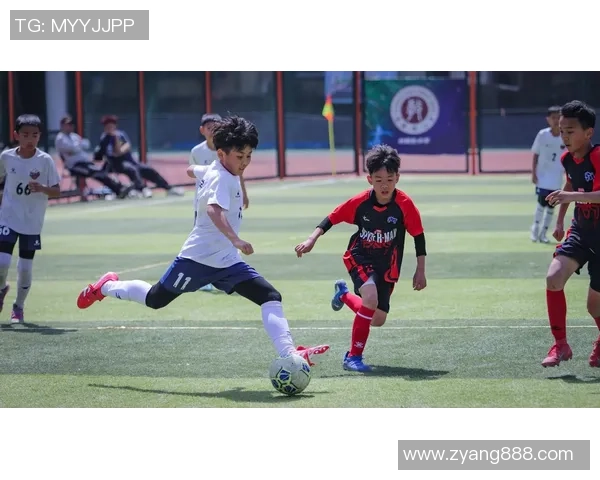 足球明星共同表达团结精神的精彩瞬间展现团队力量与友谊